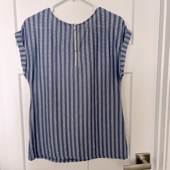 PRICE DROP! ✨ Blue and white blouse - Picture 2 of 3